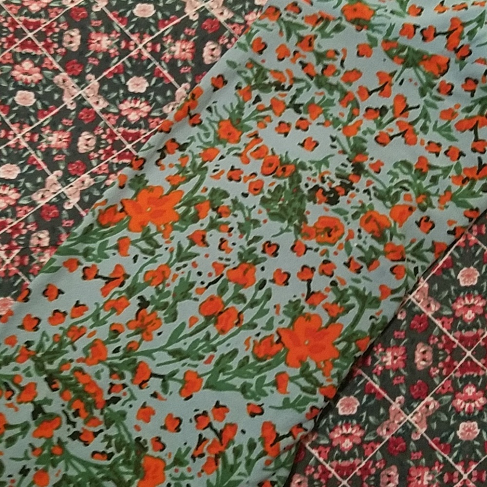 TC NWOT lularoe leggings with blue background